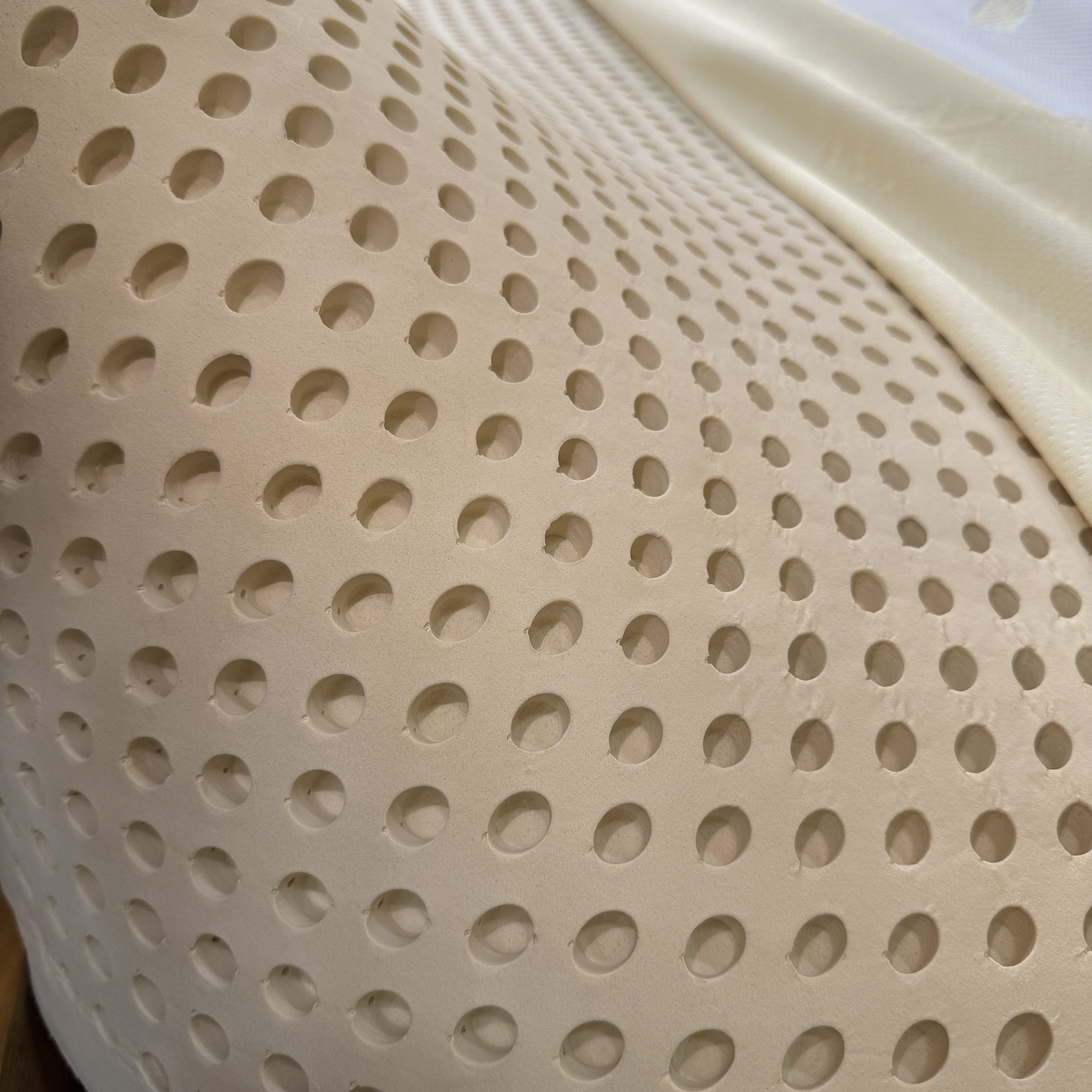 Cấu trúc tế bào mở, thoáng khí vượt trội, bền chắc dài lâu